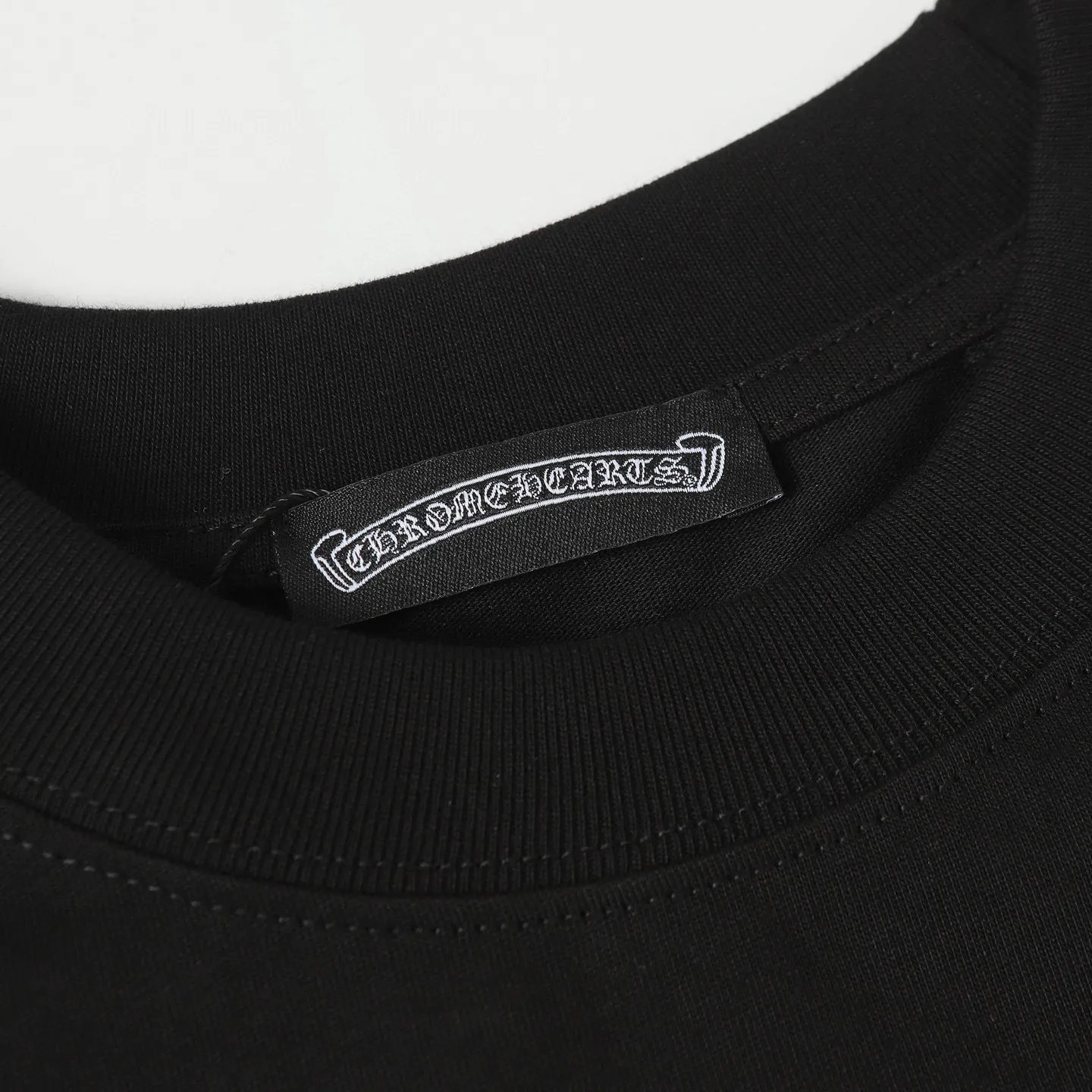 🅿️170 CHROME HEARTS/Chrome Heart CH Sanskrit printed short-sleeved T-shirt The fabric is made of 280g heavy combed cotton, customized with 32 count 1*1 threads, and washed twice for ready-to-wear. The fabric is comfortable and skin-friendly without any strange feeling. Custom-dyed fabric, with high textile density, good drape, and not easy to deform. The thick texture and tight spinning process will not affect the breathability of the fabric. The color saturation is very high. Imported digital direct-injection printing technology. A versatile and good-looking short-sleeve. The loose version covers the flesh and makes you look slimmer. It is the same style for men and women. It has three complete standards. Color: Black-White Size: XS-L